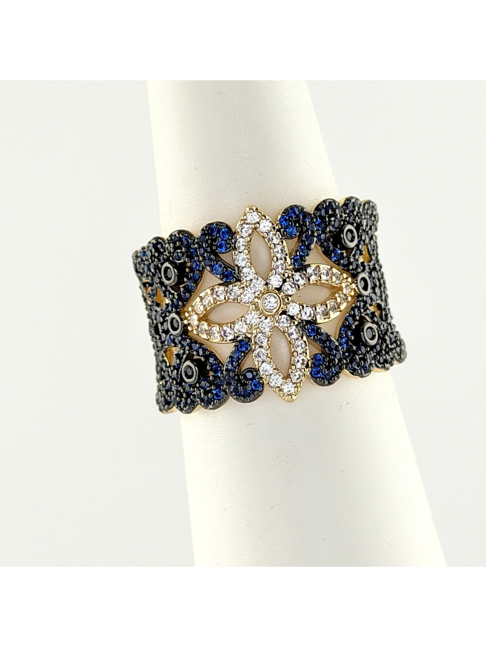 Bomb Party September Sz 9 "Booked & Busy" CLOVER on Yellow Gold RG62650